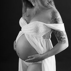 Fotografie-Babybauch-Schwangere-Frau-schwarzweiss