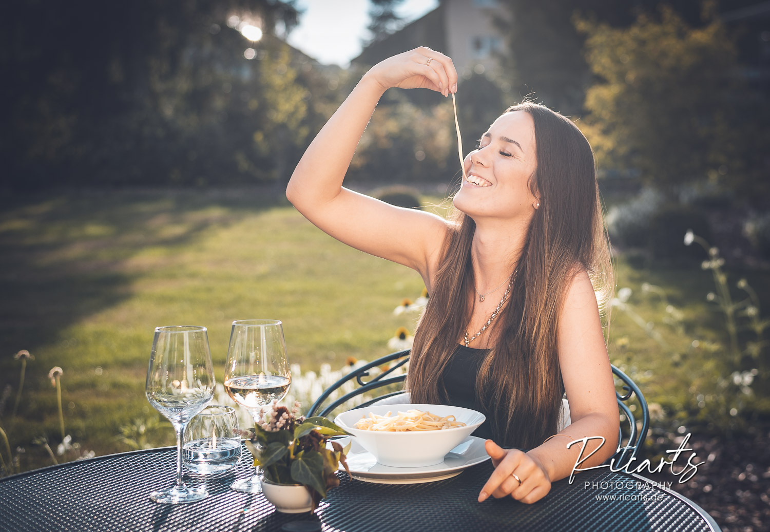 Junge Frau isst Spaghetti, outdoor