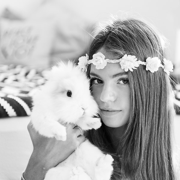 Fotografie-Portrait-Schwarzweiss-Maedchen-mit-Hase