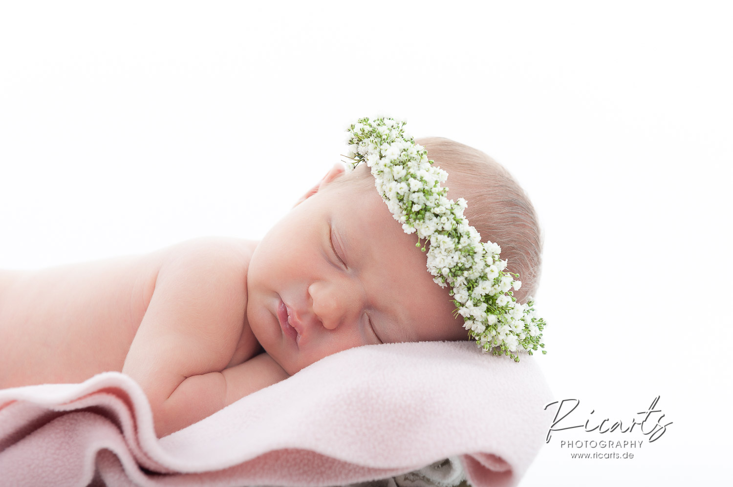 Newborn-Baby-Fotografie-Ricarts-1 Newborn Baby schlafend