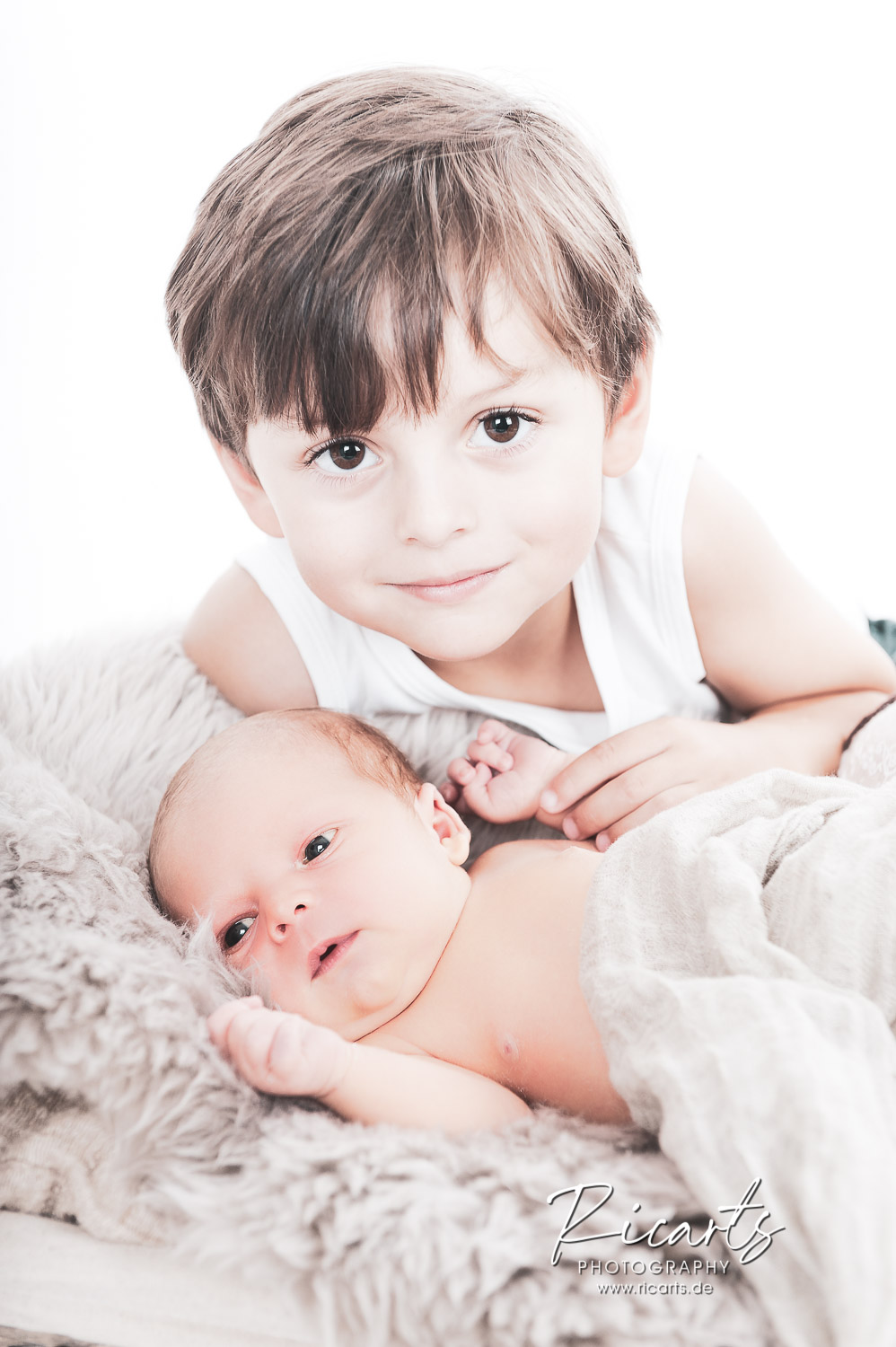 Fotografie-Newborn-Baby-mit Kleinkind