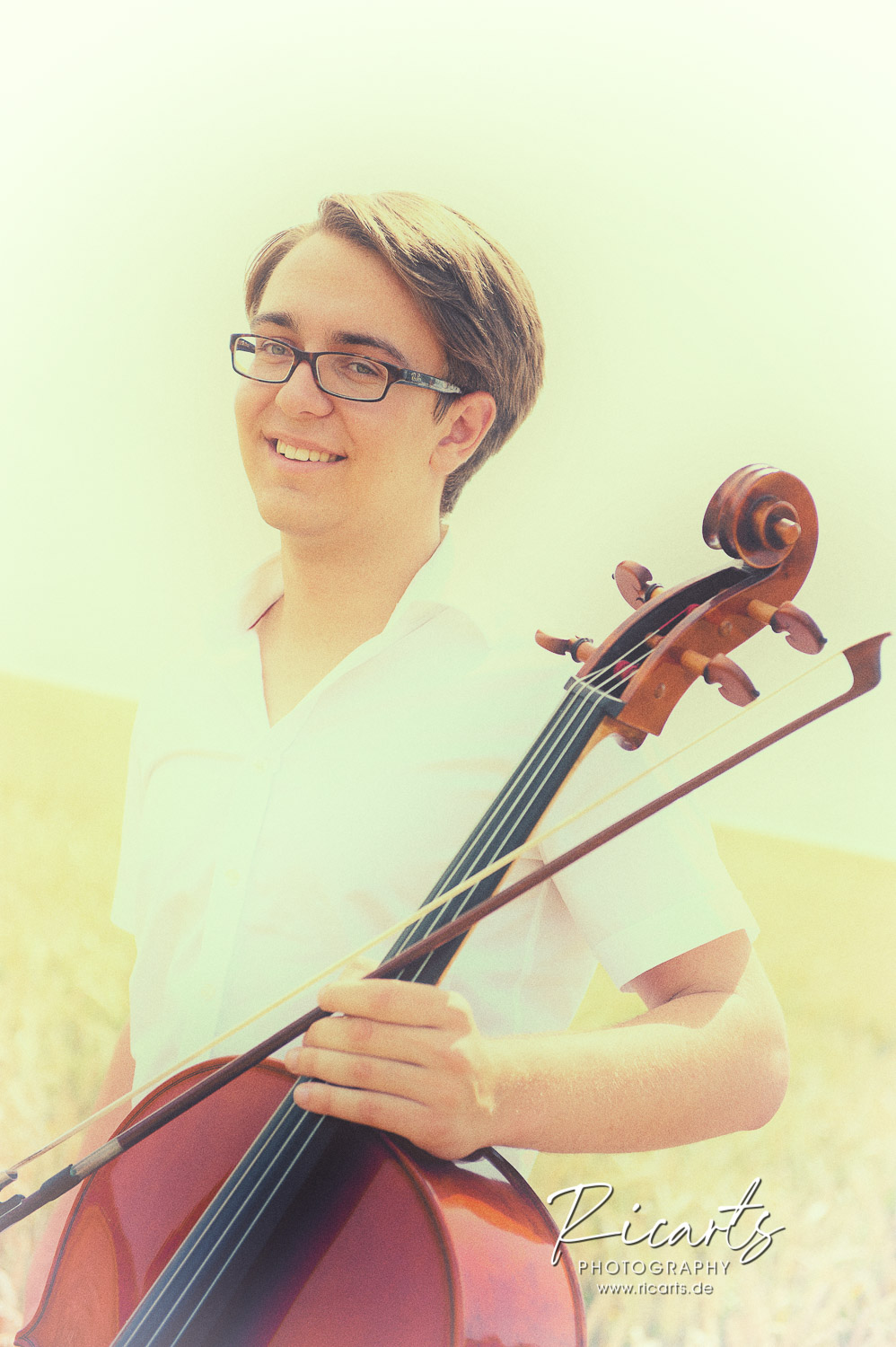 Portraitfoto junger Mann mit Cello