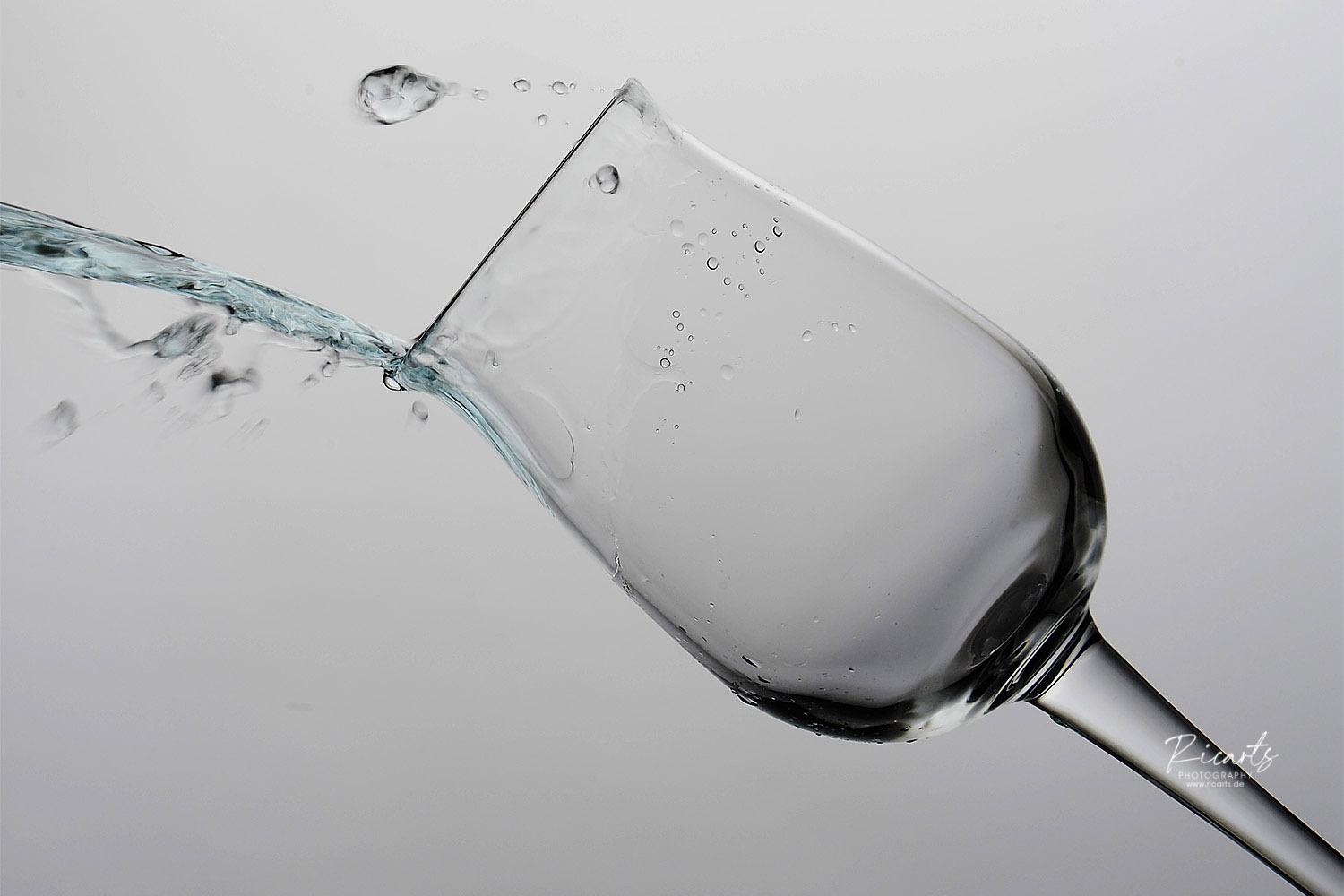 Produktfotografie-Glas mit Wasserspritzer