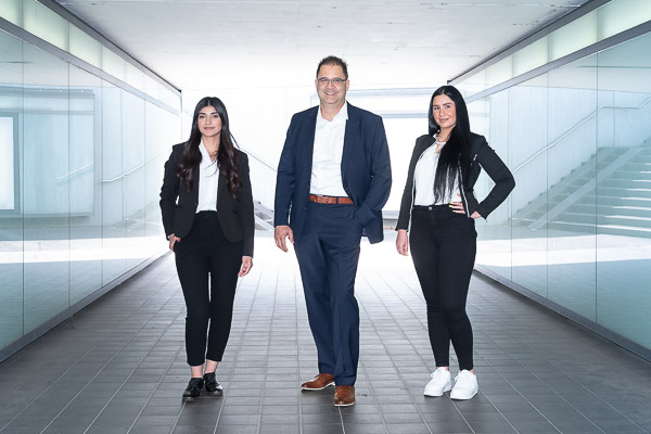 Fotografie-Business-Portrait-Mann-mit-zwei-Frauen-in-Unterführung