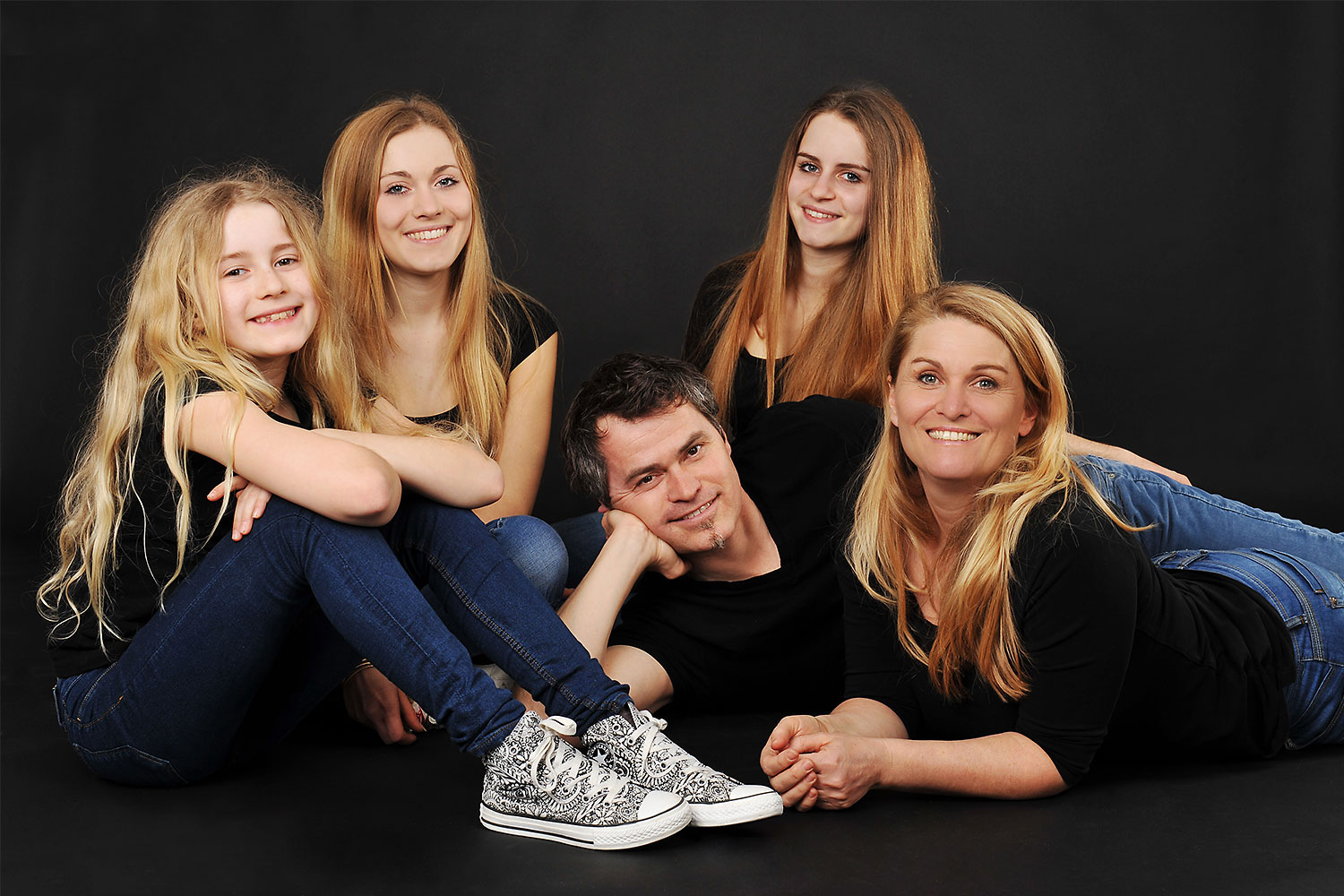 Familie-im-Studio-vor-schwarzem-Hintergrund