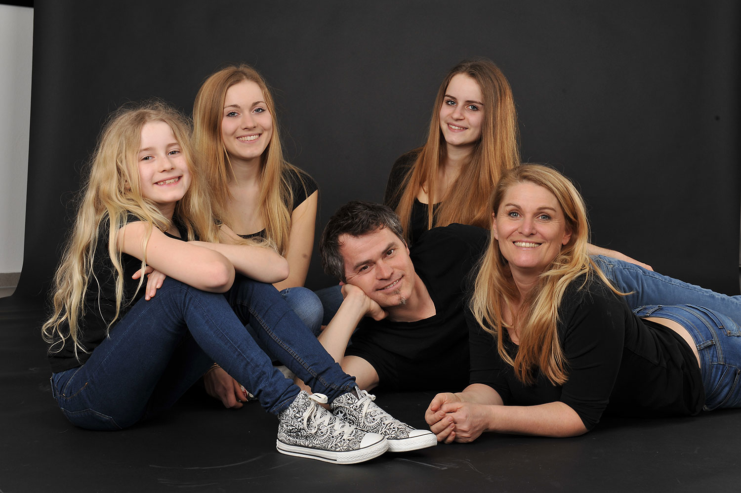 Familie-im-Studio-vor-schwarzem-Hintergrund