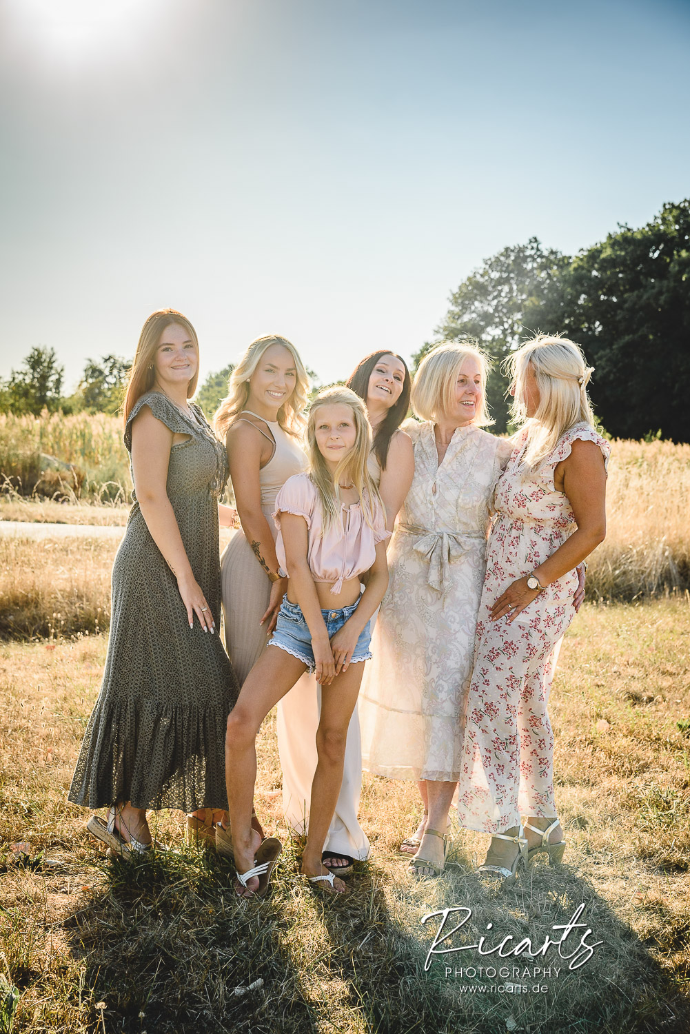 Familienfoto-auf-Sommerwiese-Mutter-mit-Töchtern-und-Enkeln