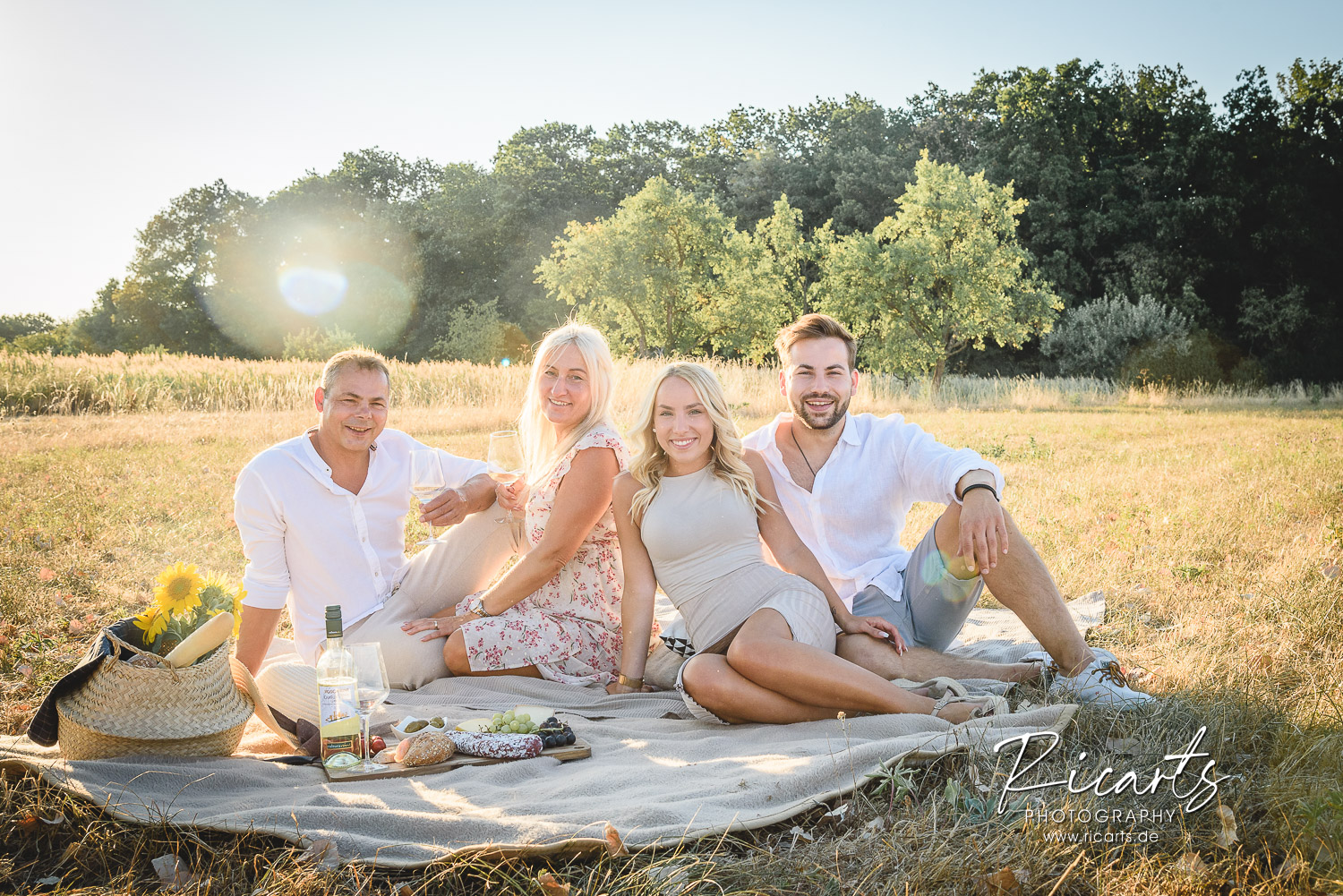 Familienfoto-Picknick-auf-Sommerwiese