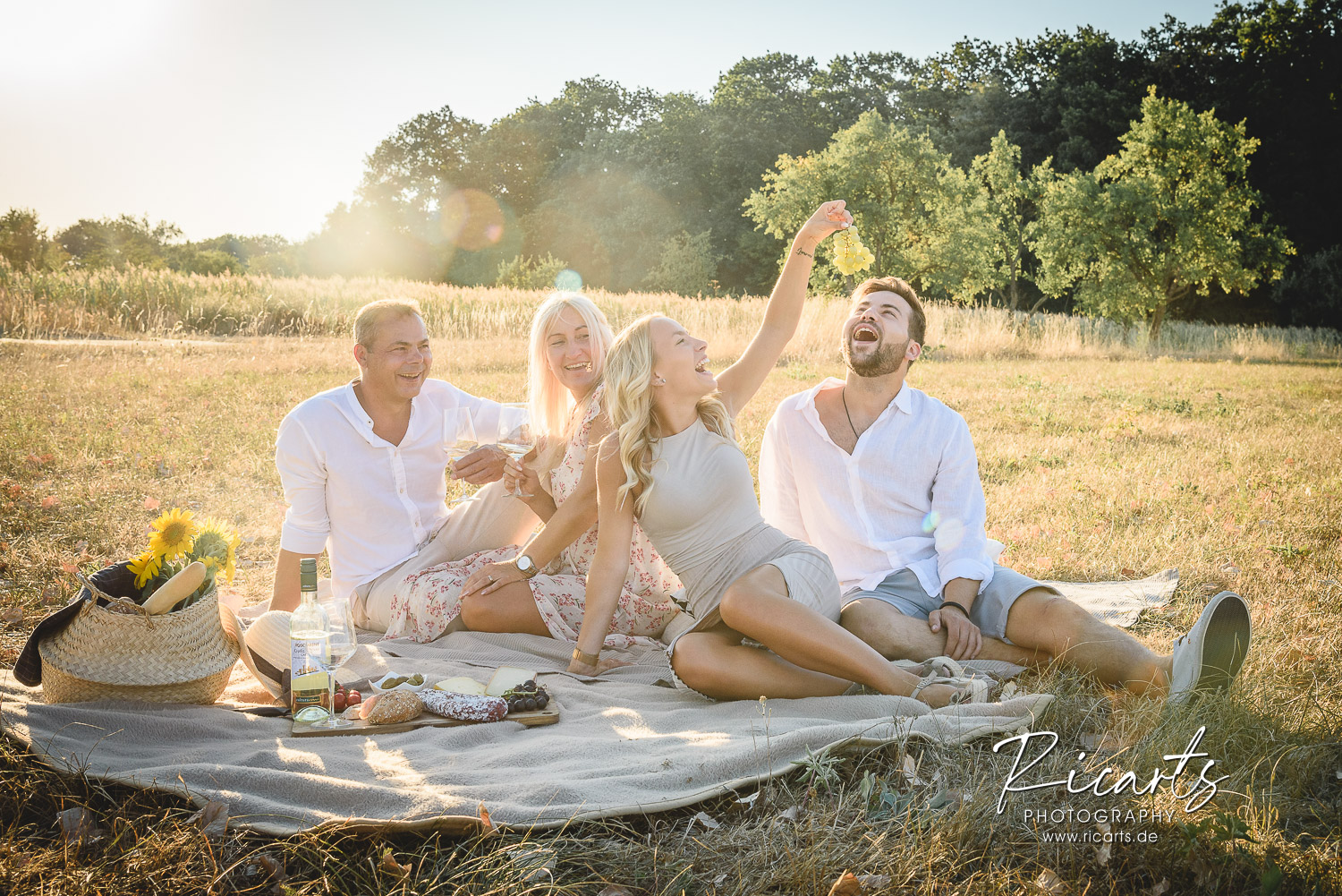 Familienfoto-Picknick-auf-Sommerwiese