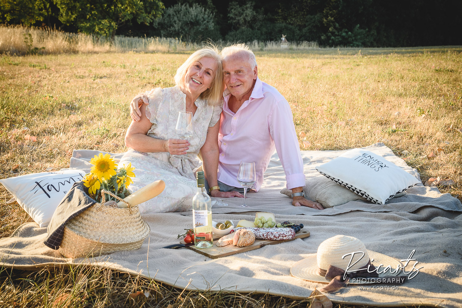 Familienfoto-Paar-auf-Picknickdecke-Sommerwiese