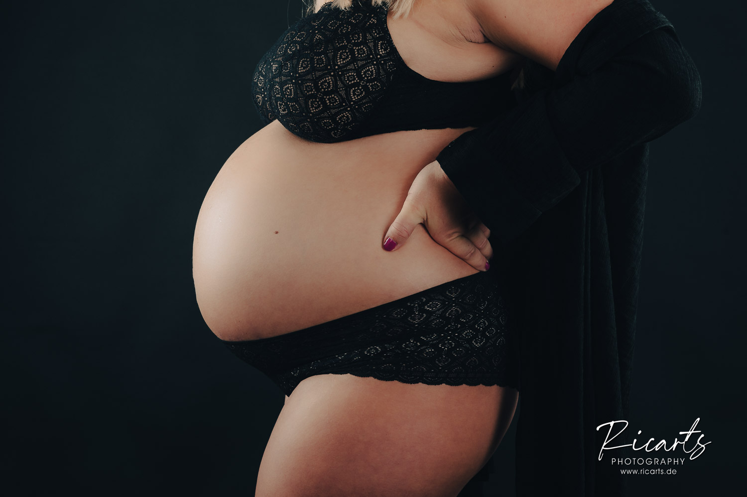 schwangere-Frau-in-Dessous-Detailbild-von-Bauch