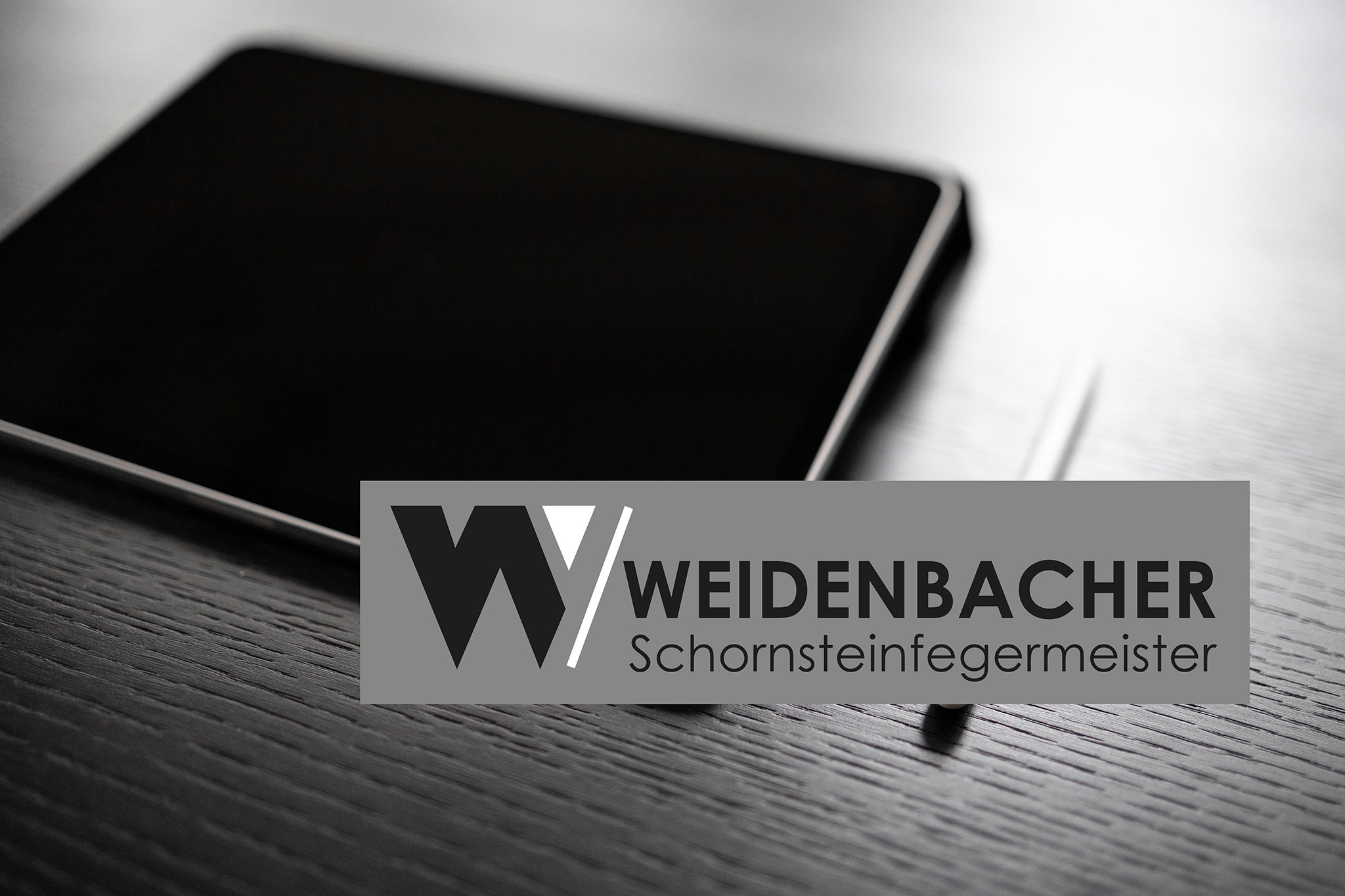 Firmenlogo Weidenbacher auf Bild mit Tablet und Stift