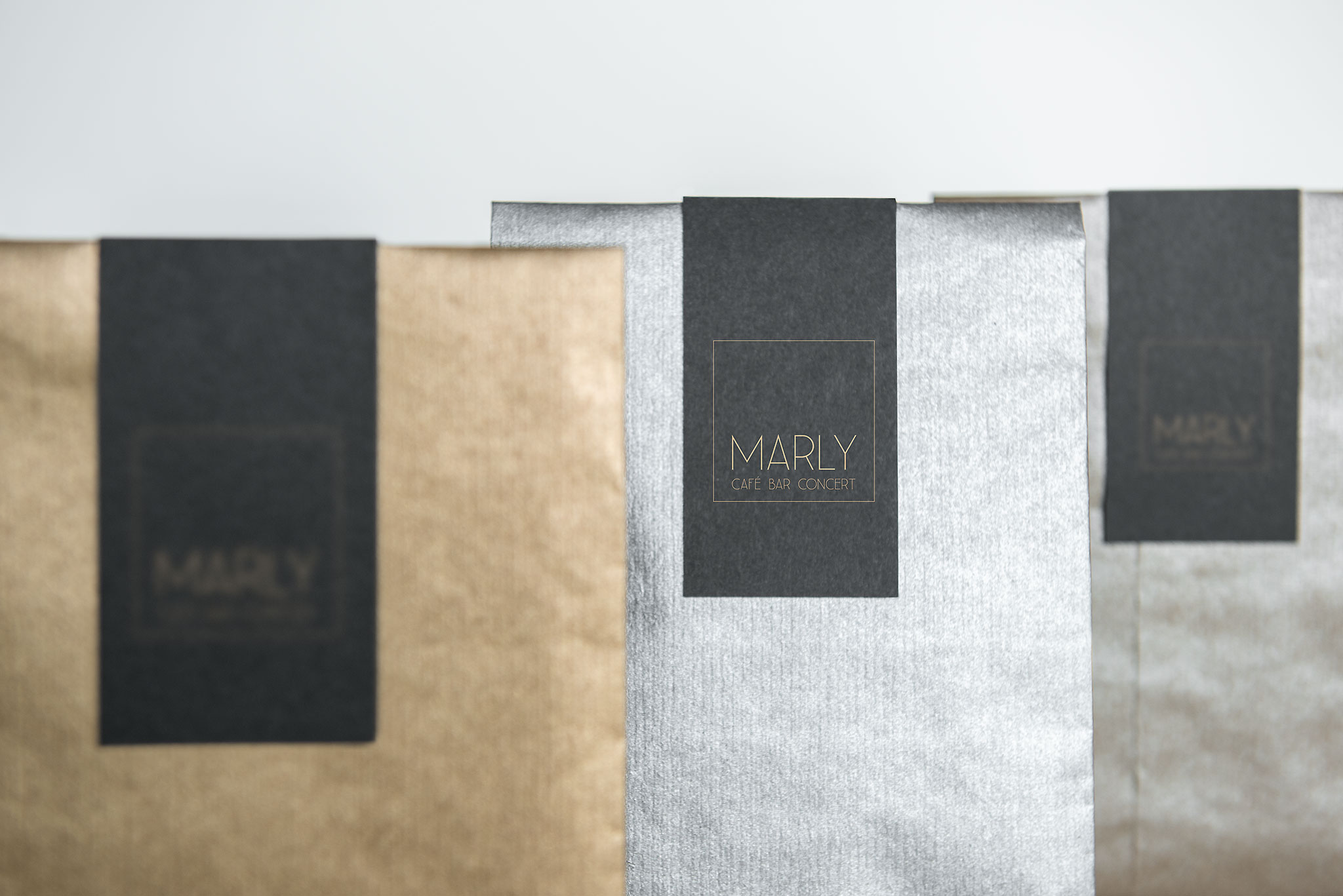 Aufkleber mit Logo Cafe Marly auf Papiertüte