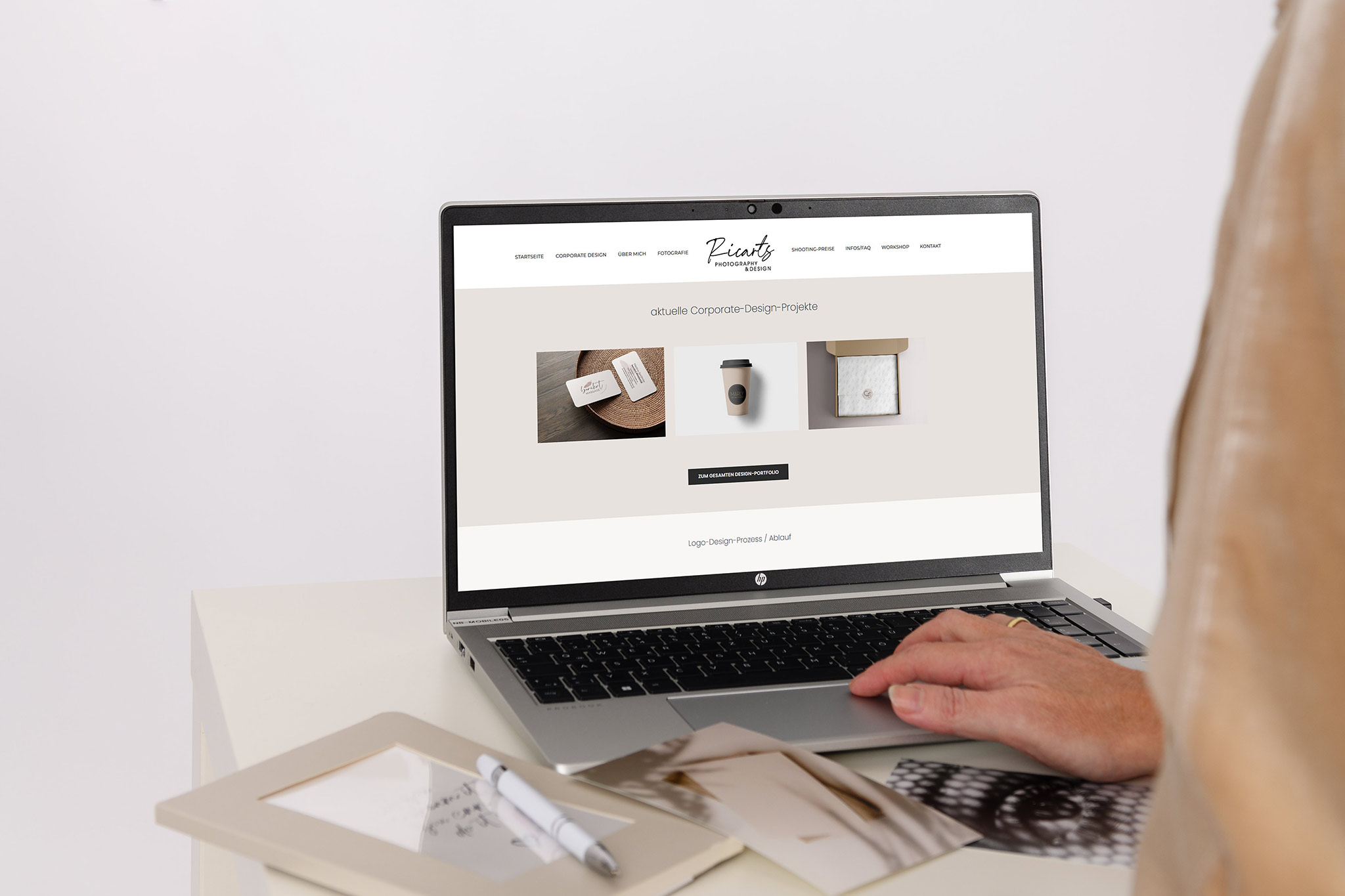 Logodesign-Corporate-Design-webdesign-marketing-ricarts Frauenhand-auf-Laptoptastatur-mit-aufgerufener-website