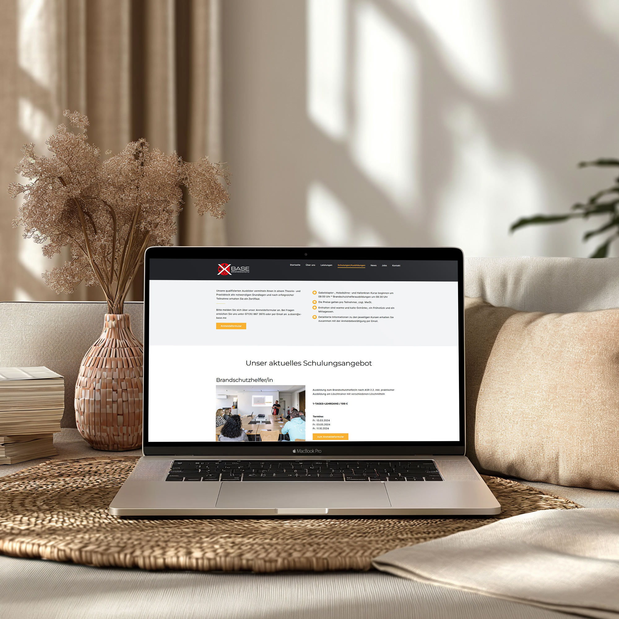 Webdesign-Laptop auf Couch zeigt Firmen-Website zur Präsentation