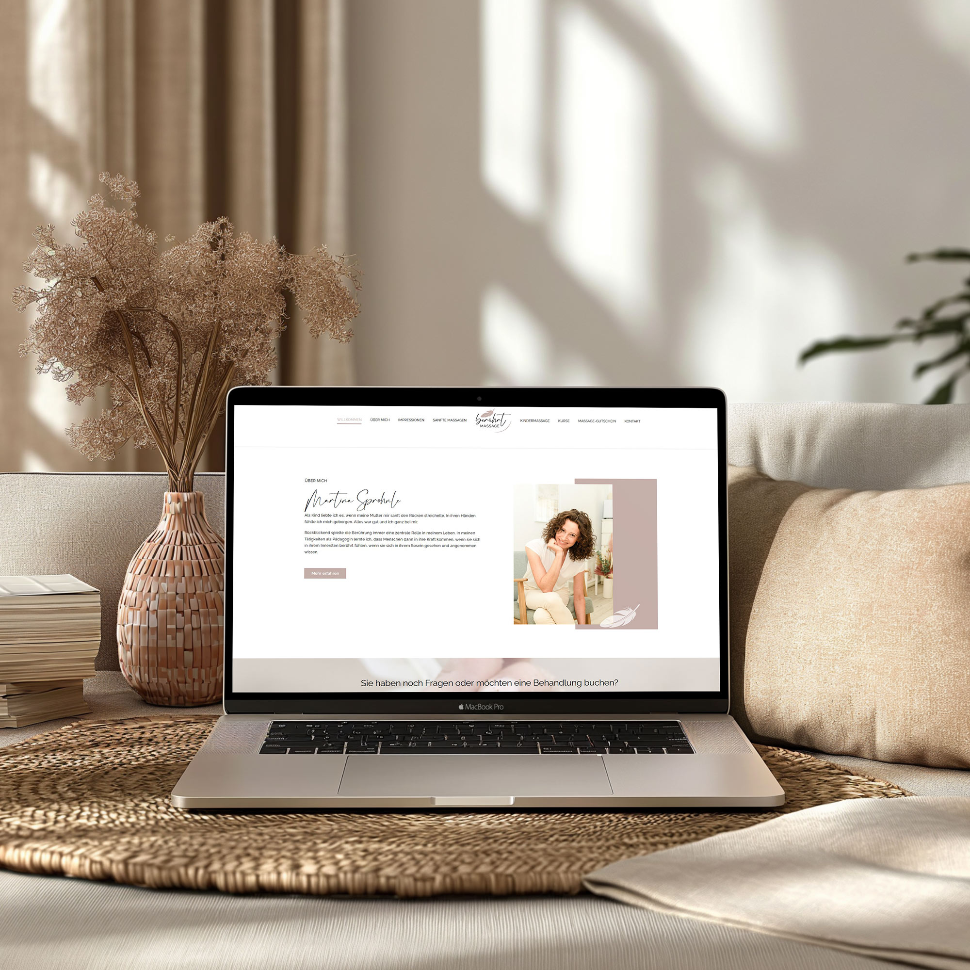 Webdesign-Laptop auf Couch zeigt Massage-Website zur Präsentation