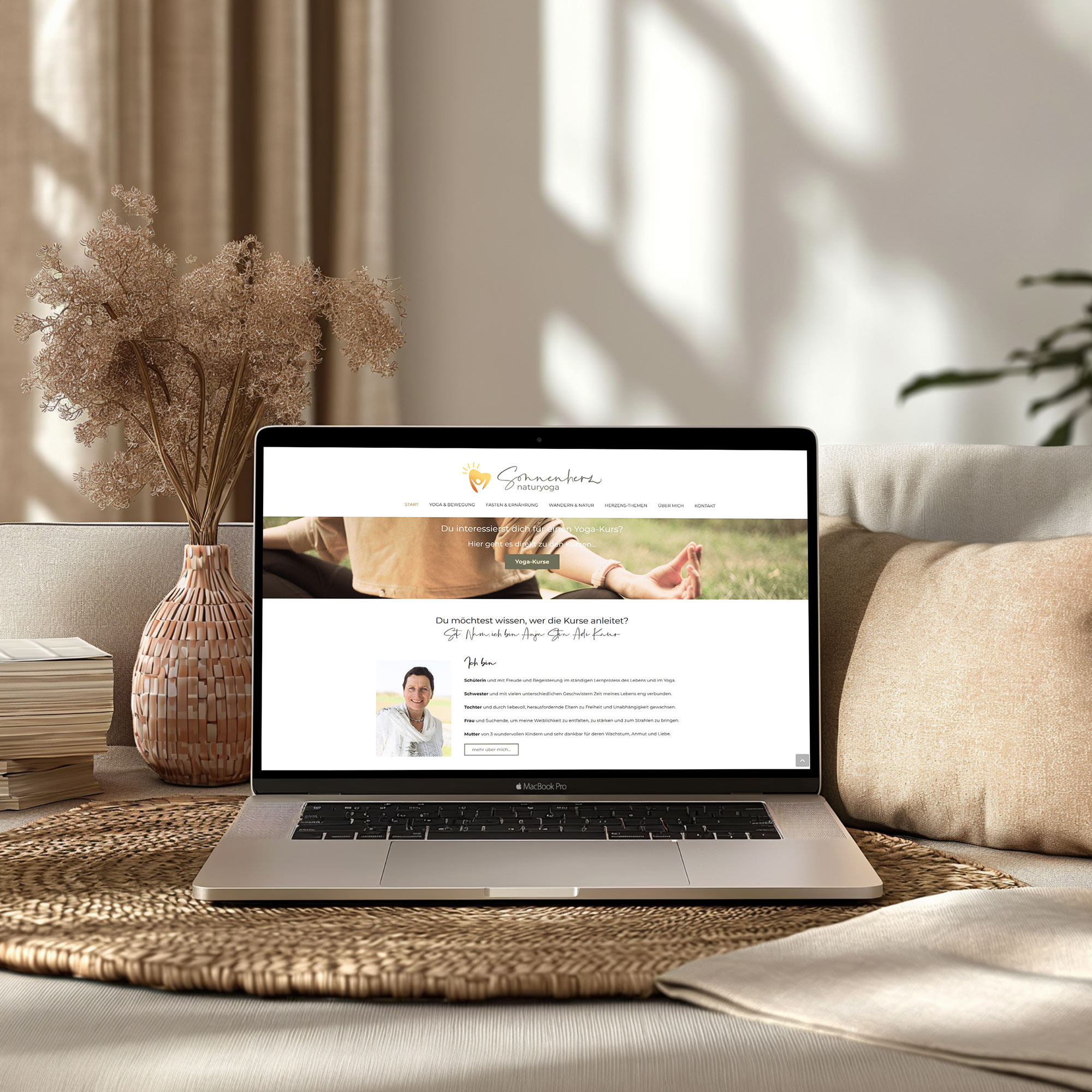 Webdesign-Laptop auf Couch zeigt Yoga-Website zur Präsentation