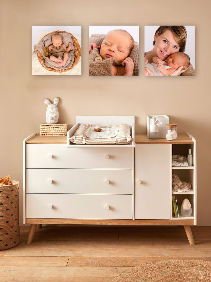 3 quadratische Newbornbilder hängen über einer Wickelkommode